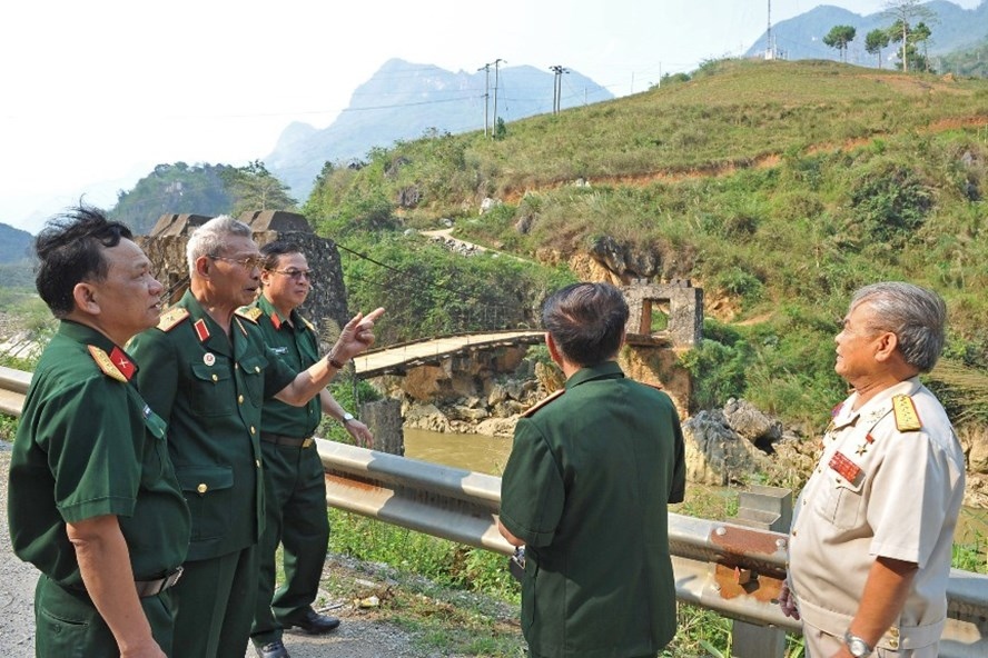 Thiếu tướng Nguyễn Đức Huy (thứ hai từ trái sang) thăm lại chiến trường xưa ở Hà Giang năm 2013. Ảnh: Laodong.