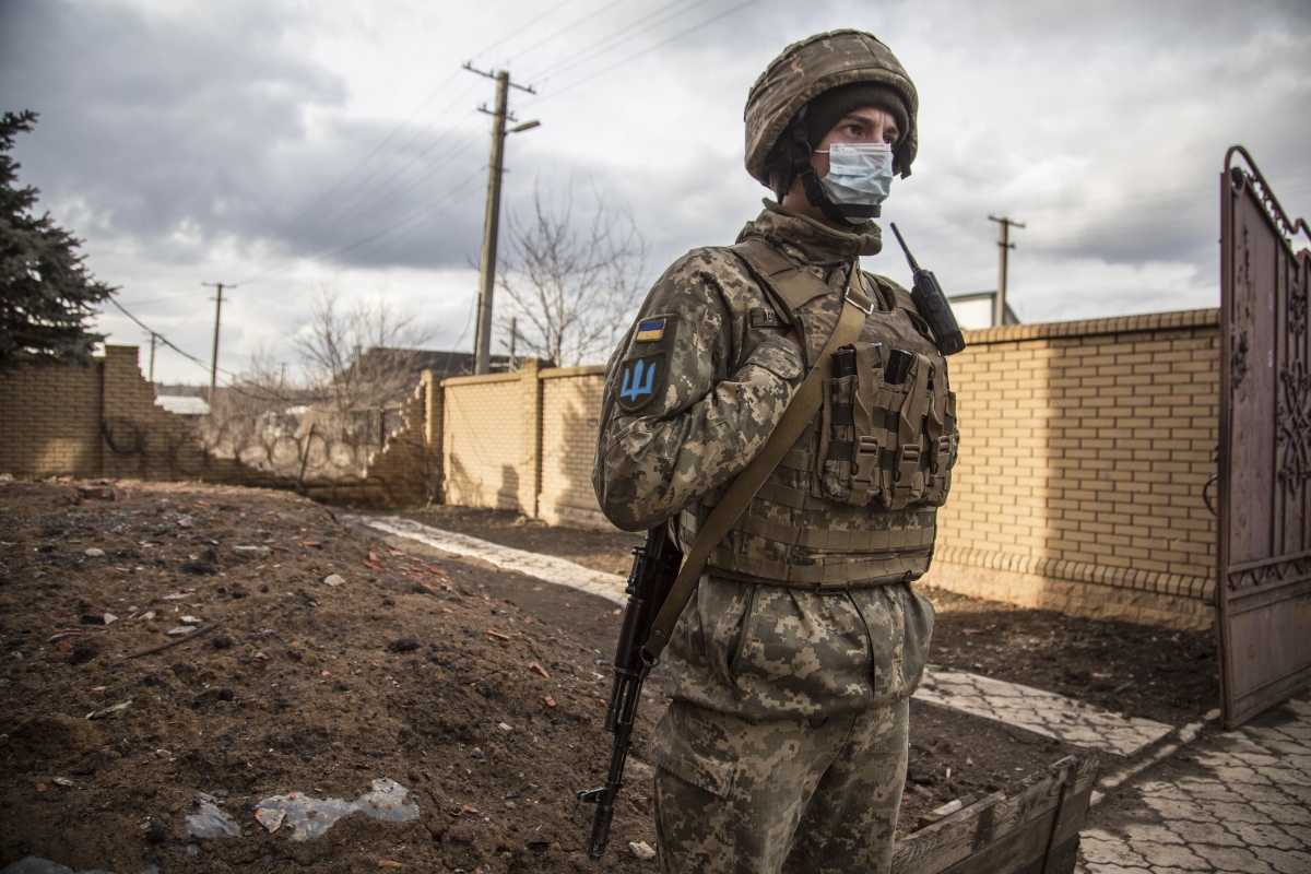 Binh lính Ukraine tuần tra ở làng Novoluhanske nằm ở khu vực Luhansk, Ukraine ngày 19/2. Ảnh: AP