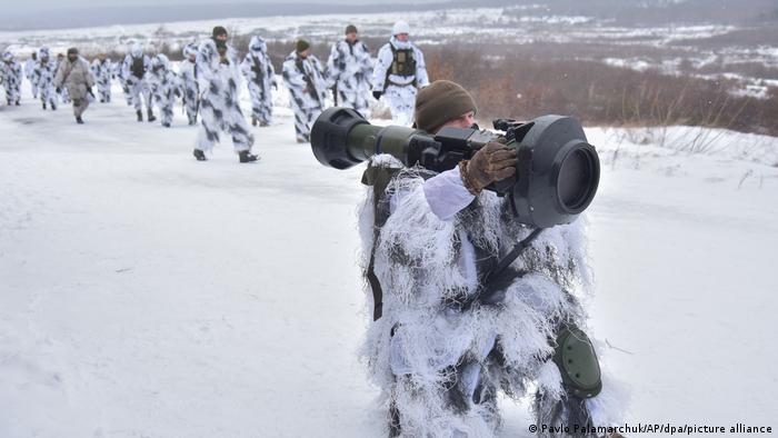 Binh lính Ukraine đang được huấn luyện sử dụng tên lửa NLAW trong tập trận ở phía Tây Ukraine. Ảnh: AP