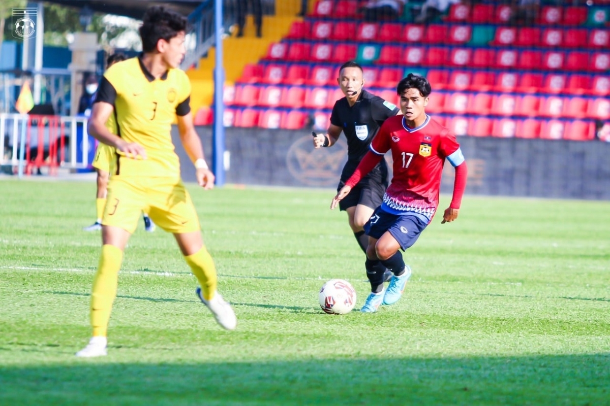 Bounkong (số 17) là nhân tố chính giúp U23 Lào đánh bại U23 Malaysia. (Ảnh: LĐBĐ Lào).