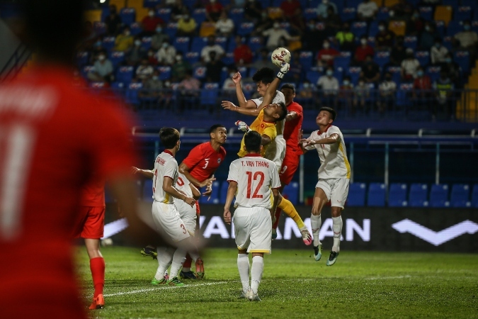 Ilhan Fandi suýt gỡ hoà 1-1 cho U23 Singapore sau pha đấm bóng hụt của thủ môn Eli Niê. (Ảnh: AFF)