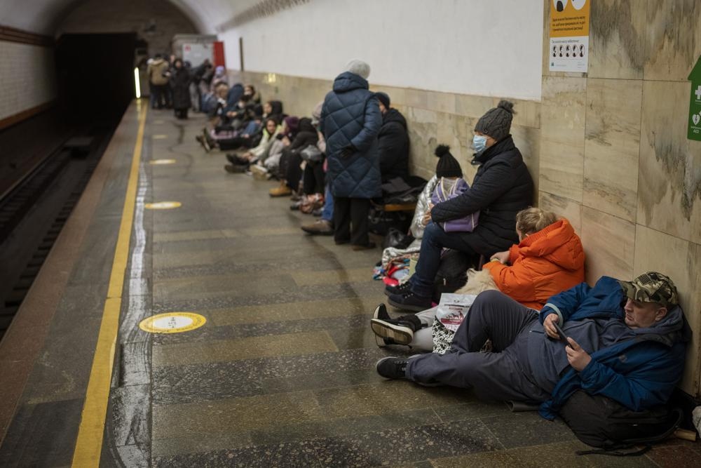 Người dân Ukraine nằm trong ga tàu điện ngầm ở Kiev và sử dụng nó như một nơi trú bom ngày 24/2/2022. Ảnh: AP