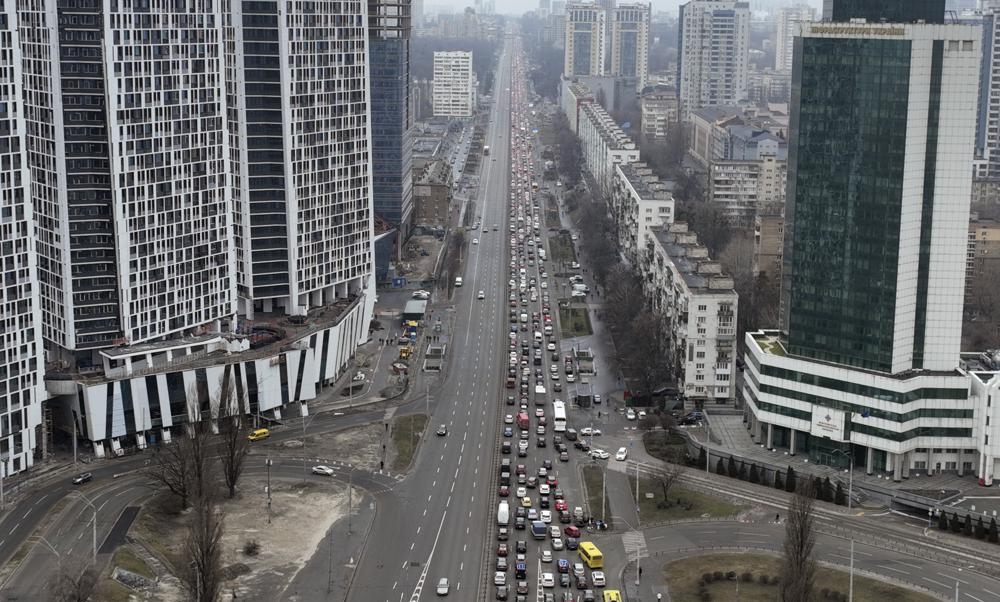 Cảnh tượng tắc đường khi người dân rời Kiev ngày 24/2/2022. Ảnh: AP