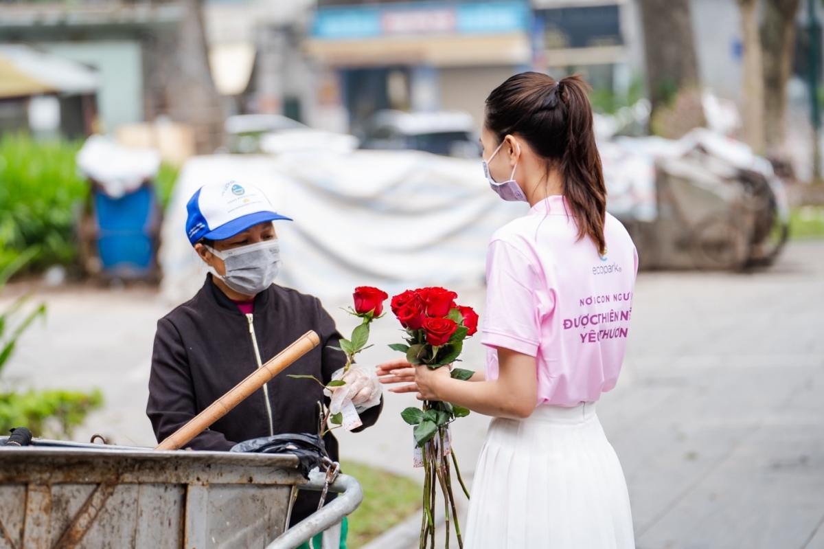 valentine 2022 man to tinh an tuong voi 99.999 bong hong vua dien ra tai ha noi hinh anh 13