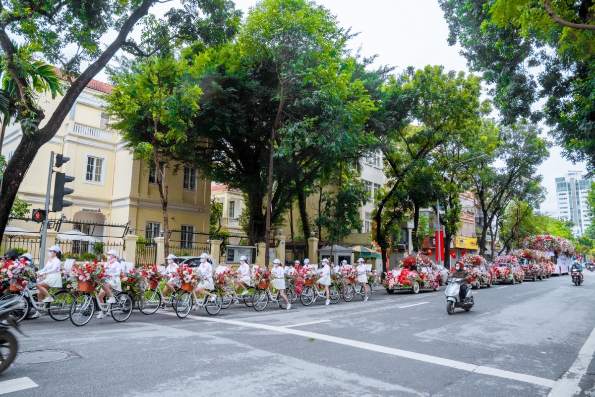 valentine 2022 man to tinh an tuong voi 99.999 bong hong vua dien ra tai ha noi hinh anh 5