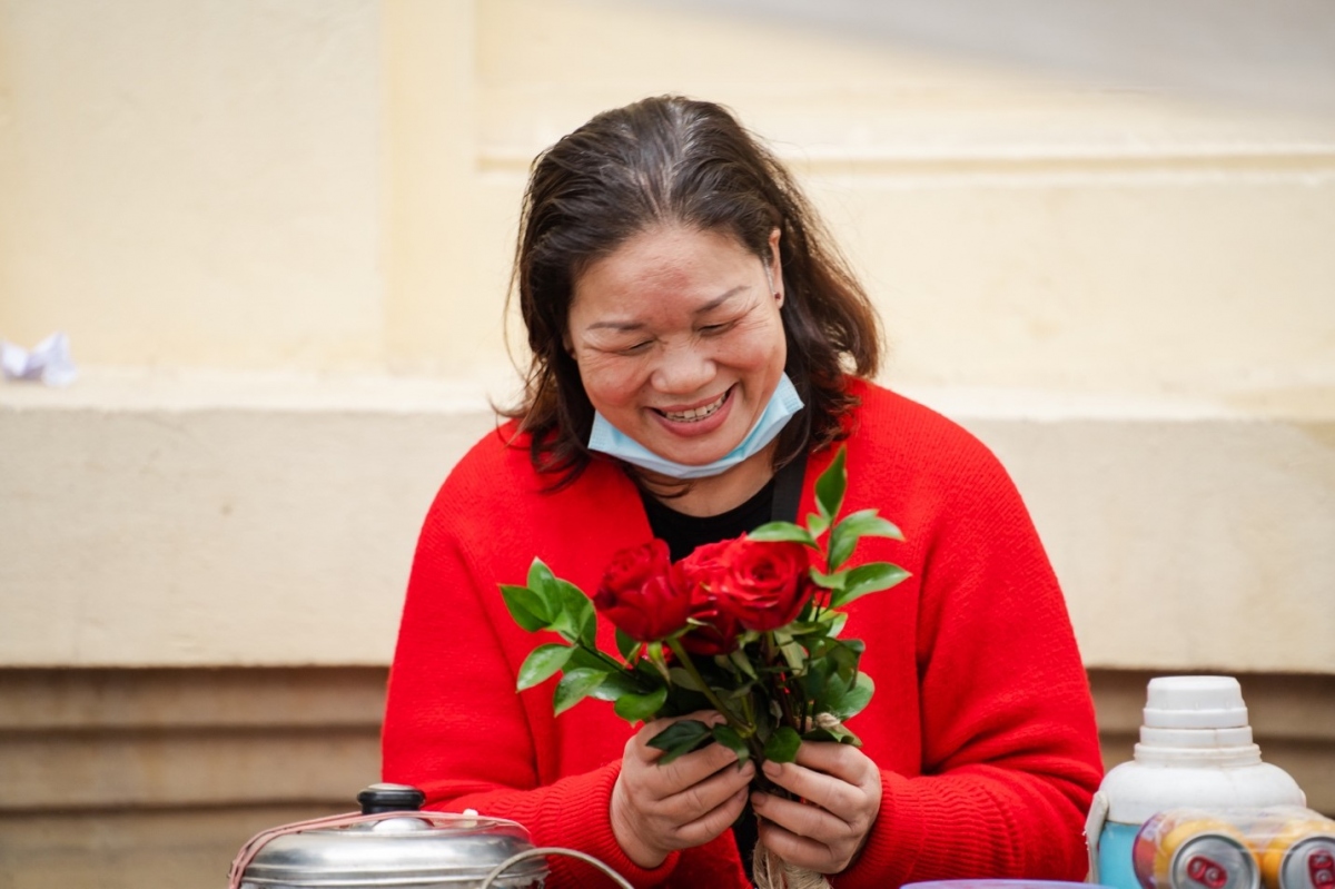 Bác Nga, 65 tuổi, bán nước tại đường Lò Sũ tâm sự: Bác cũng biết ngày lễ Valentine đấy, nghe bọn trẻ nói mình cũng tân thời được chứ. Nhưng già rồi, nhiều khi cũng không dám tặng nhau hoa mấy ngày lễ này, vì mình xem nó như ngày lễ của người trẻ. Nhưng hôm nay, với bó hoa này, bác sẽ mang về tặng bác trai. Mấy chục năm chưa bao giờ nói rằng mình yêu thương ông ấy rất nhiều. Xem như bó hoa này sẽ nói tặng bác”.