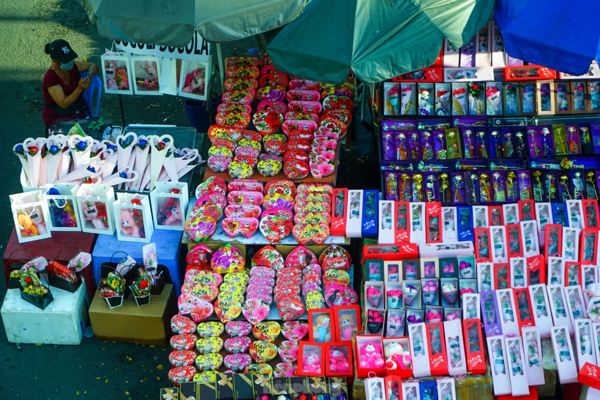 gift market does brisk trade on valentine s day picture 5
