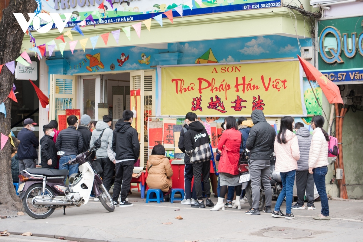 hanoians line up for calligraphic works outside temple of literature picture 3