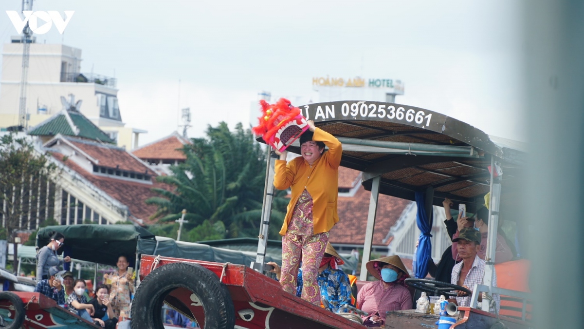 can canh hang tram tau thuyen lam le hoi cau may doc dao tren song hau hinh anh 12