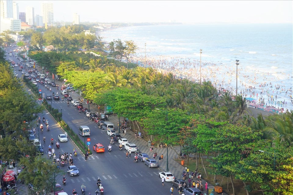 vung tau beach packed with locals and tourists over tet holiday picture 1