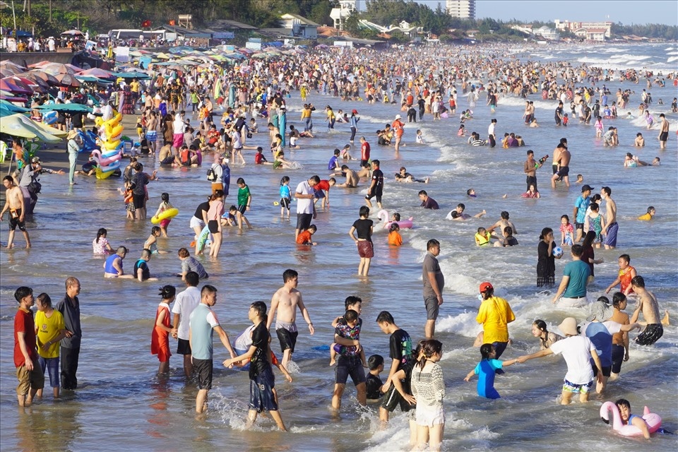 vung tau beach packed with locals and tourists over tet holiday picture 2