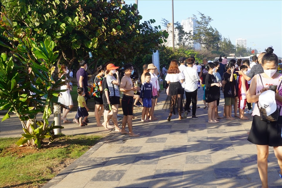 vung tau beach packed with locals and tourists over tet holiday picture 3