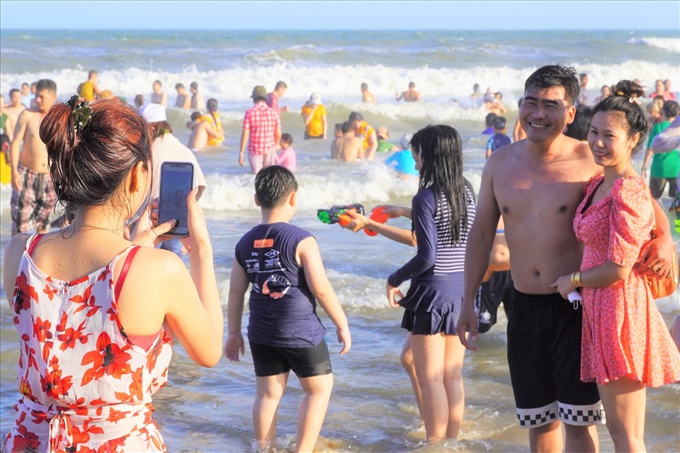 vung tau beach packed with locals and tourists over tet holiday picture 5