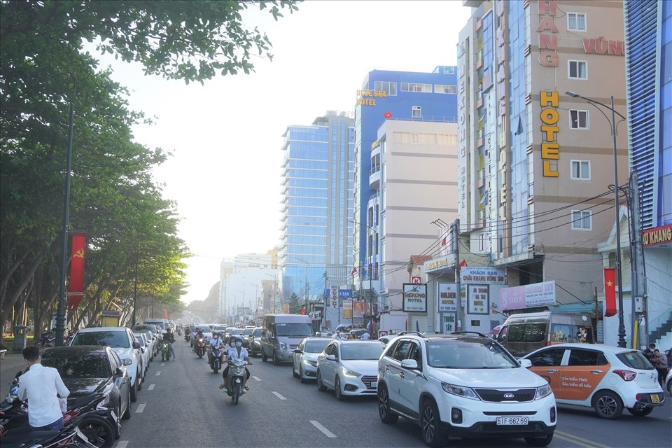 vung tau beach packed with locals and tourists over tet holiday picture 6