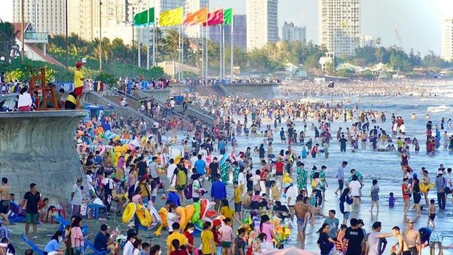 vung tau beach packed with locals and tourists over tet holiday picture 7