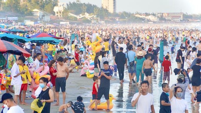 vung tau beach packed with locals and tourists over tet holiday picture 8