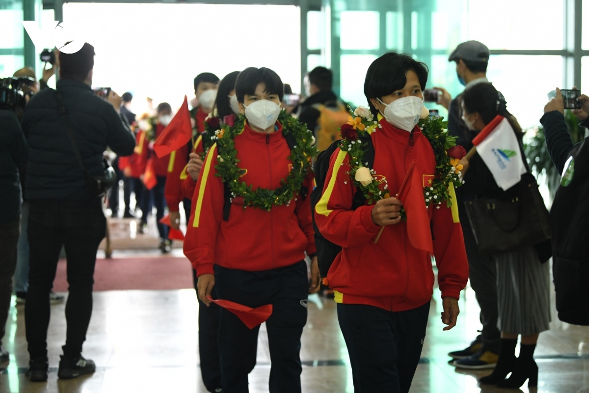 female footballers welcomed home after securing world cup berth picture 7