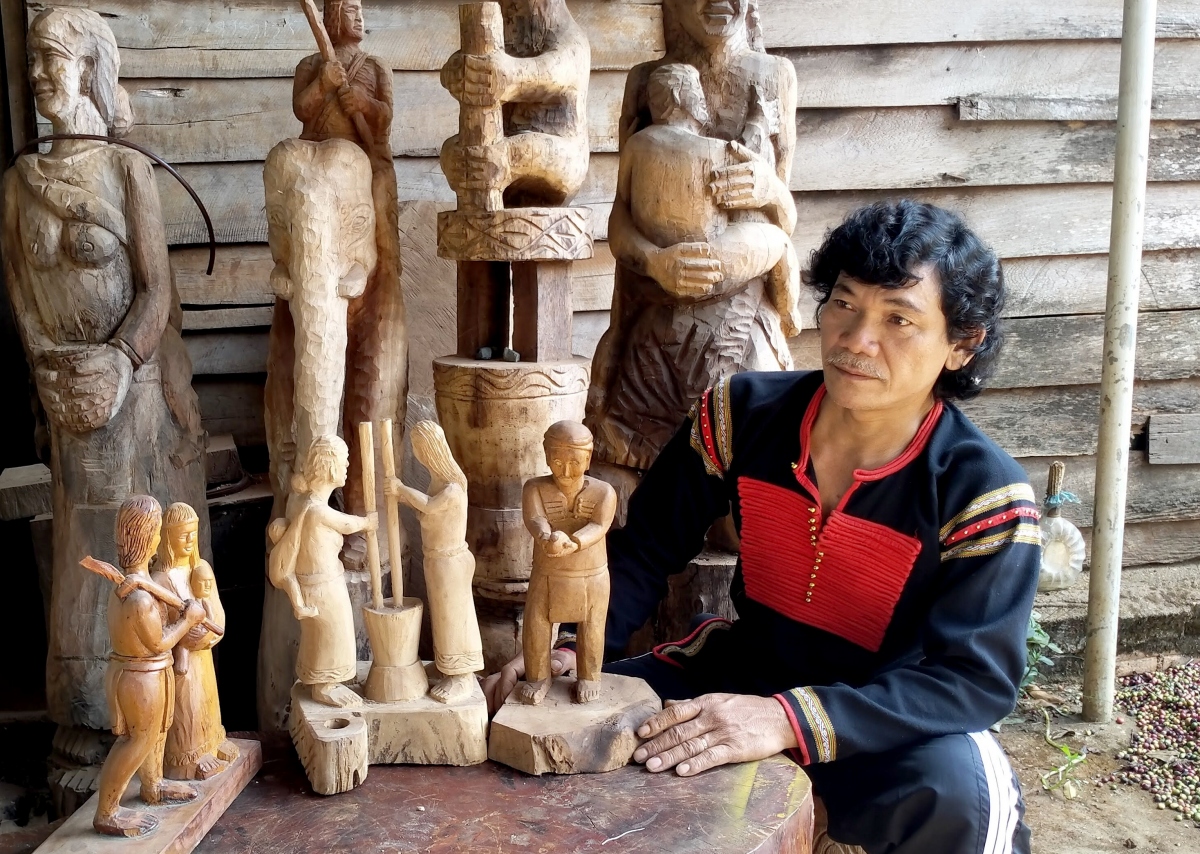 Nghệ nhân Y Thái Êban giới thiệu một số tác phẩm tượng gỗ của mình.
