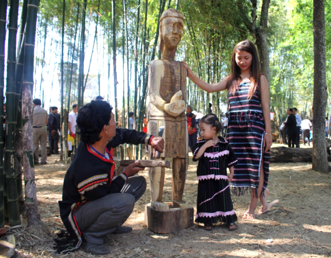 Bức tượng thầy cúng đang được nghệ nhân Y Thái hoàn thiện tại Hội thi tạc tượng gỗ dân gian các dân tộc Tây Nguyên năm 2017. (ảnh tư liệu)