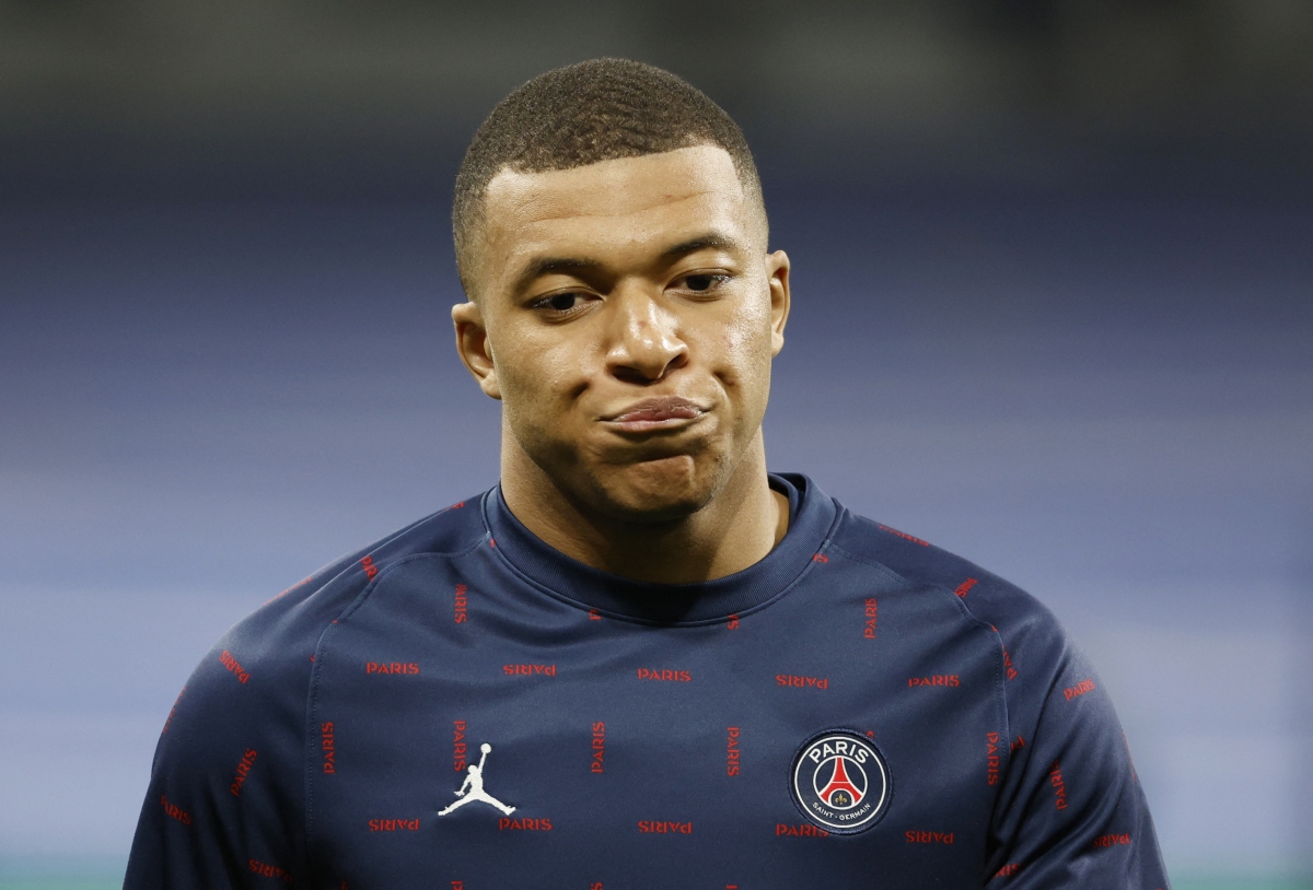 Mbappe khởi động trước trận. (Ảnh: Reuters). 