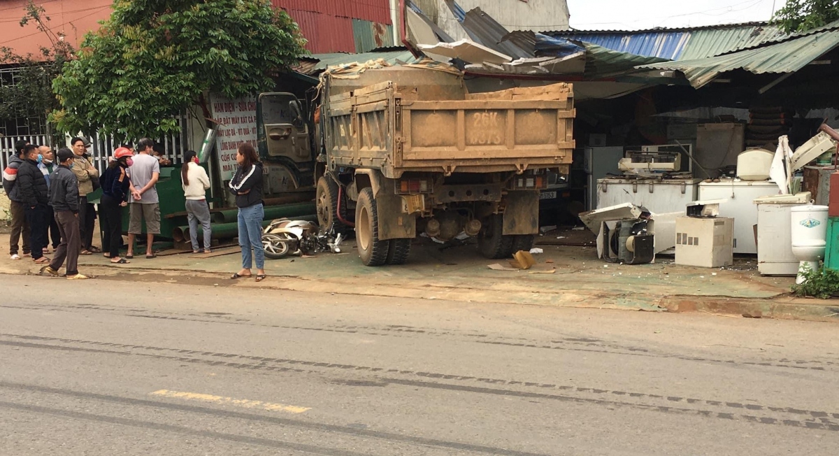 Xe tải lao vào nhà dân làm 1 người bị thương