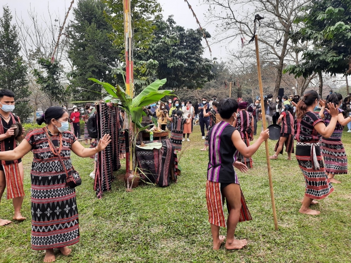 Representatives of various clans go around a tree with their offerings after getting permission from local shamans.