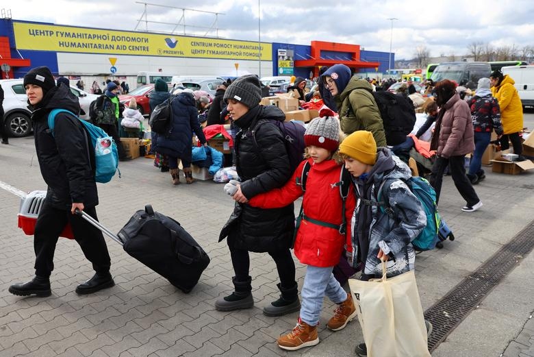 Người dân Ukraine sơ tán đến một nơi ở tạm thời và trung tâm vận chuyển cho người tị nạn, ở Przemysl, Ba Lan, ngày 8/3.