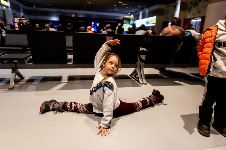 Evelina, một bé gái tị nạn Ukraine, 7 tuổi đang chơi đùa tại sân bay Iasi ở Romania khi chờ lên chuyến bay đến Israel, ngày 8/3.