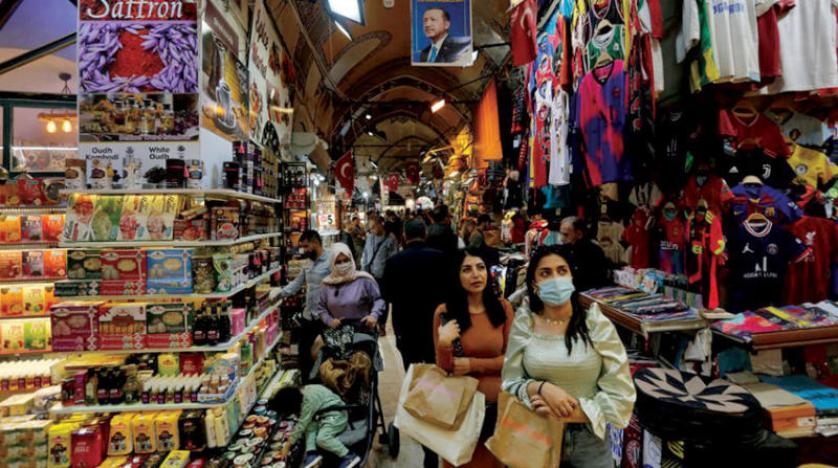Khách du lịch nước ngoài tại một khu chợ truyền thống của Thổ Nhĩ Kỳ. Ảnh: aawsat