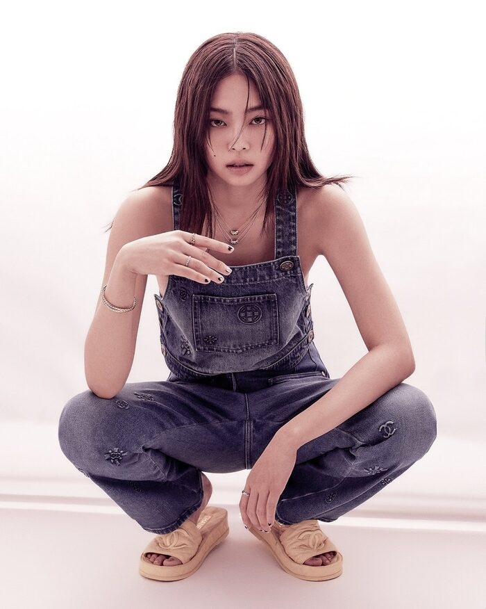 Jennie trên tạp chí Vogue số tháng 3/2021.