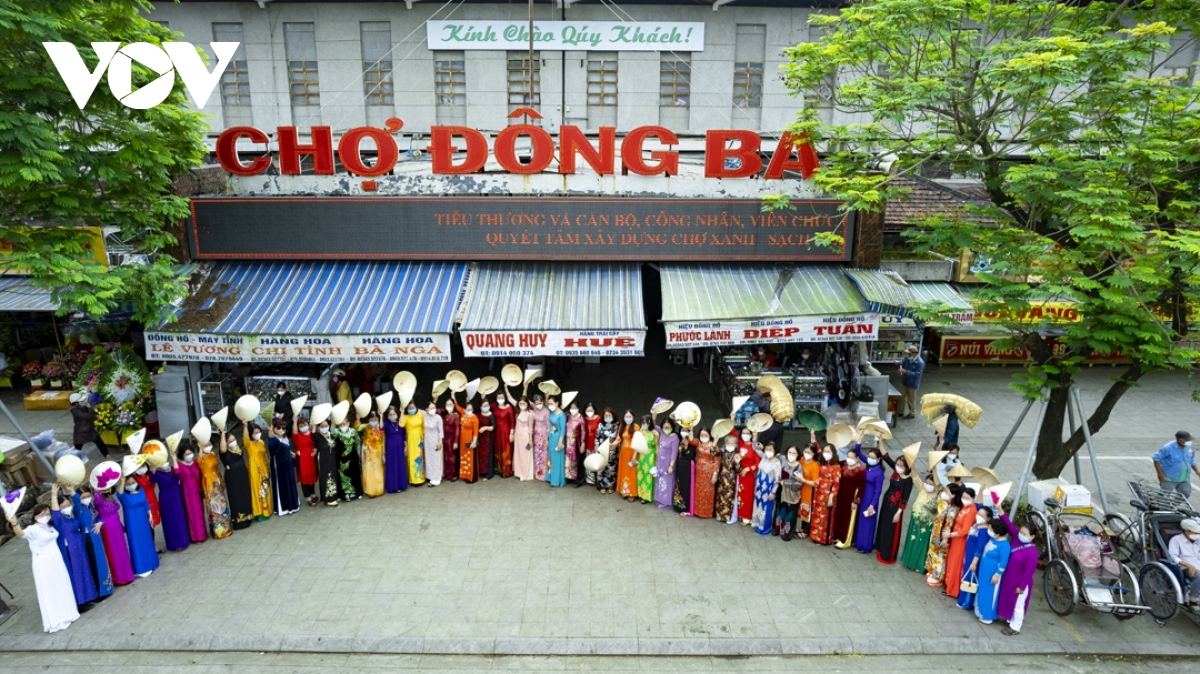 small traders in dong ba market don ao dai to welcome visitors picture 1