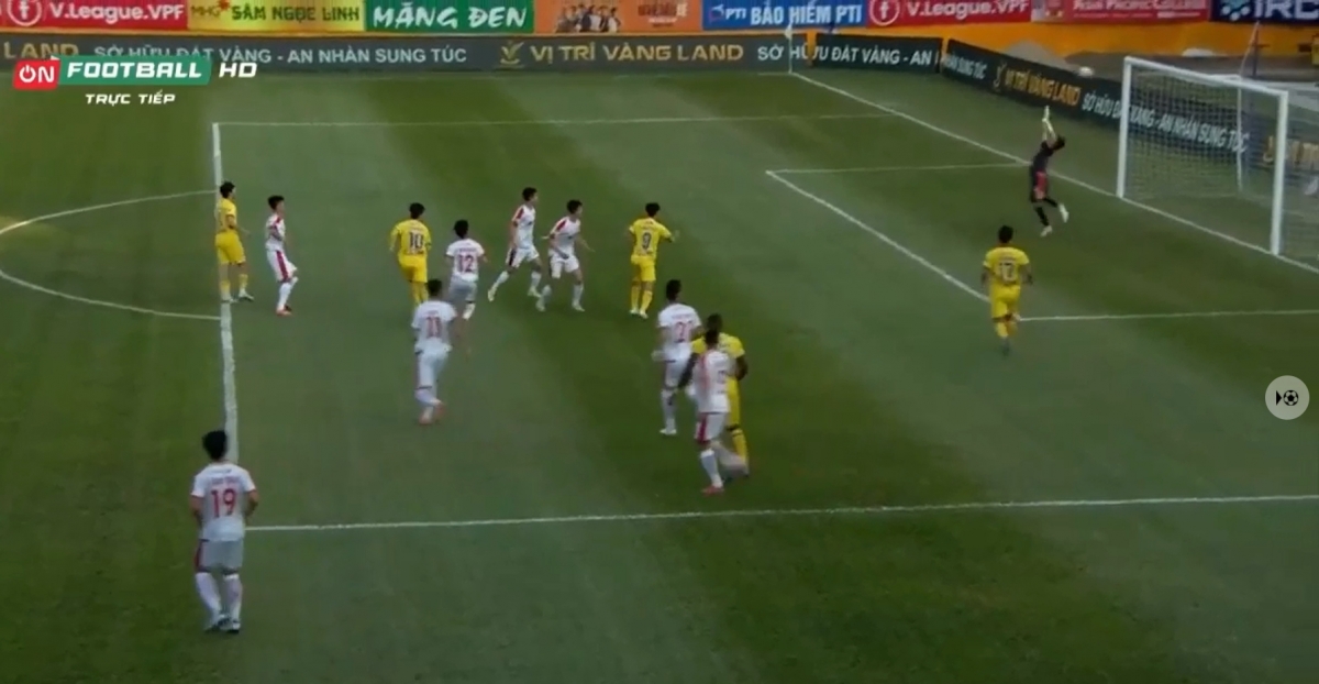 Công Phượng sút tung lưới Viettel FC.