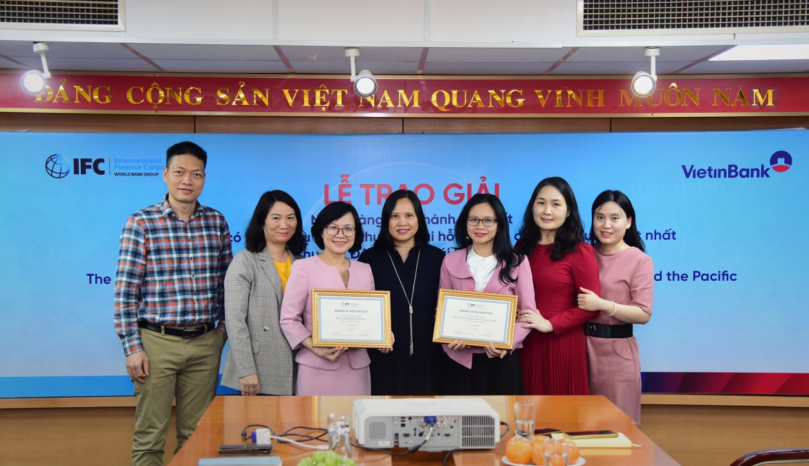vietinbank nhan 2 giai thuong lon cua ifc ve tai tro thuong mai hinh anh 2