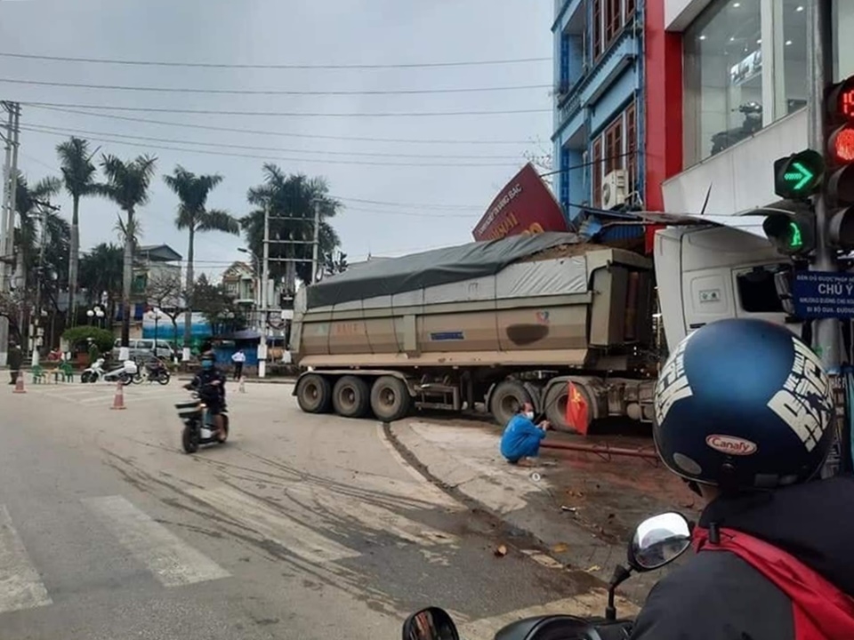 Tài xế buồn ngủ tông thẳng xe chở cát vào cửa hàng xe máy