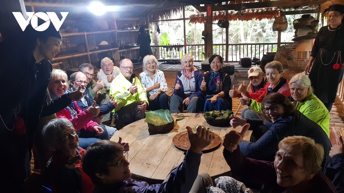 Du khách trải nghiệm văn hóa, ẩm thực tại Khu bảo tồn Làng nhà sàn Dân tộc sinh thái Thái Hải.