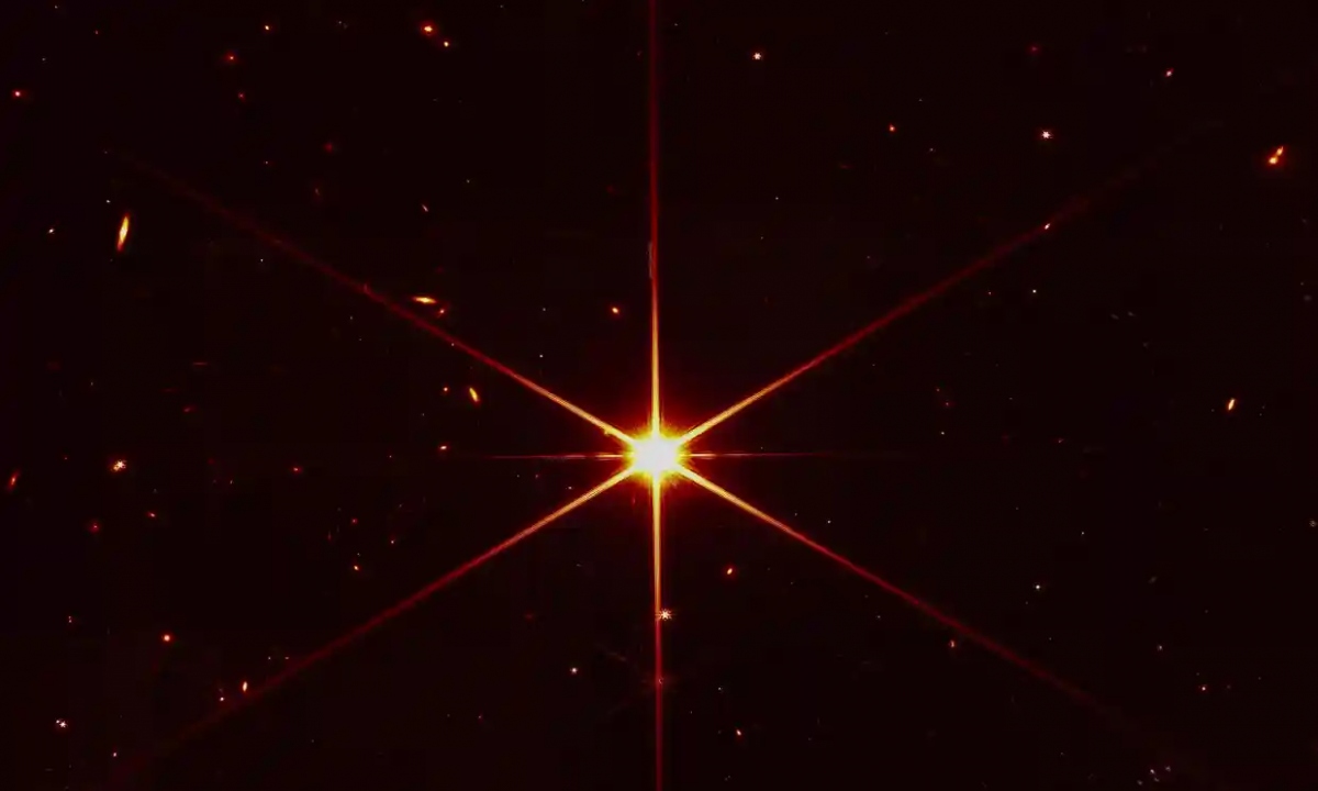 NASA công bố ảnh ngôi sao tuyệt đẹp có hàng nghìn thiên hà bao quanh