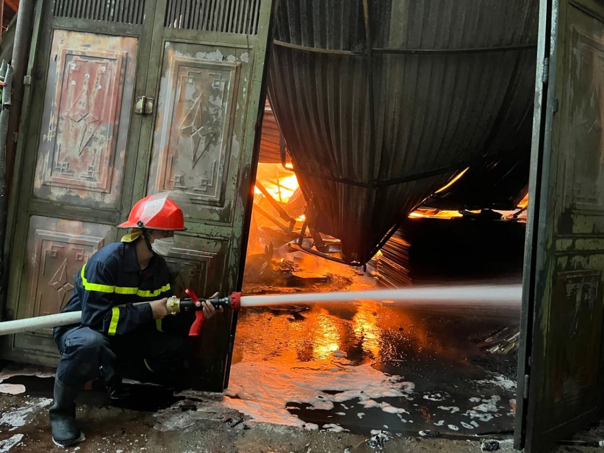 chay gan 300m2 khu xuong san xuat o quan hoang mai, ha noi hinh anh 4