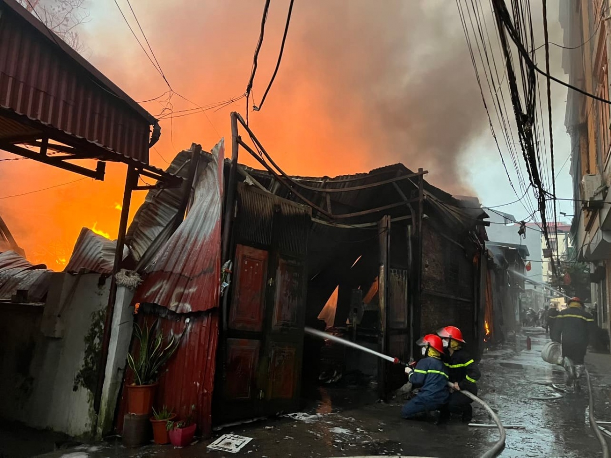 chay gan 300m2 khu xuong san xuat o quan hoang mai, ha noi hinh anh 5