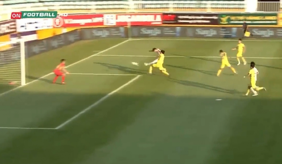 Geovane gỡ hoà cho Viettel FC.