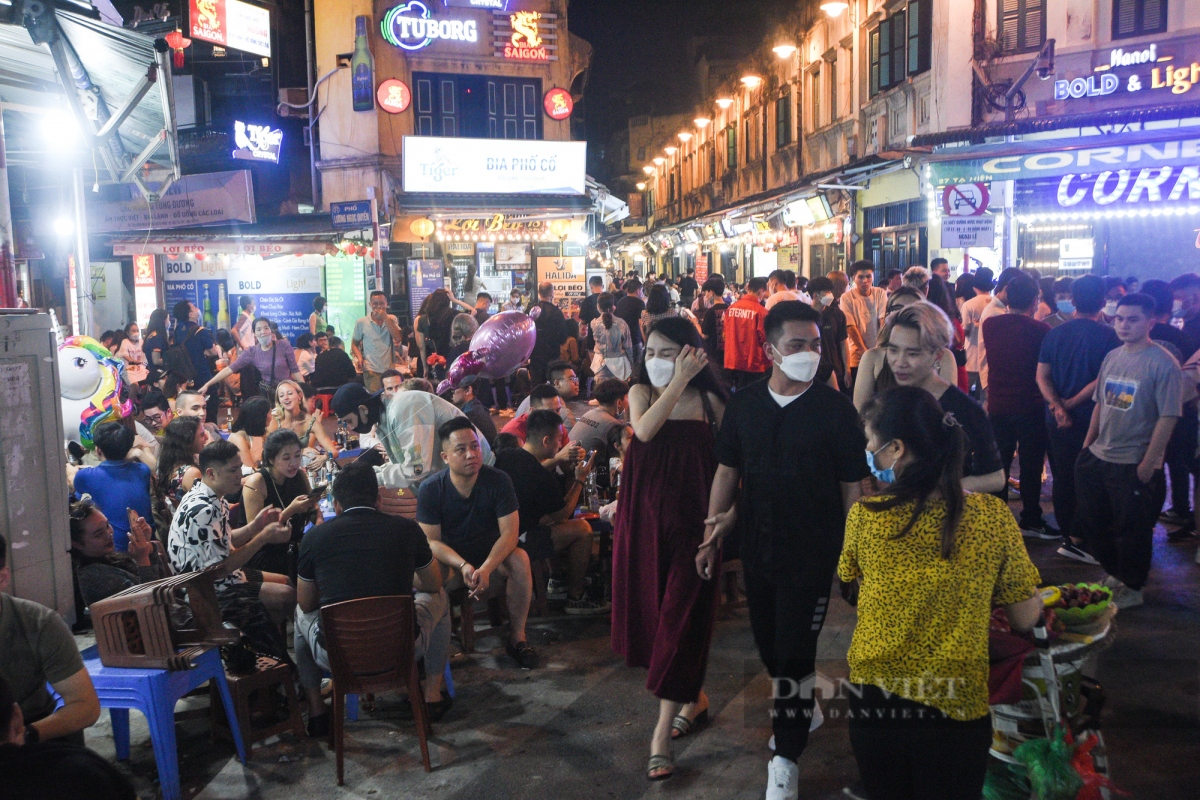 backpackers street in hanoi busy again as restrictions go picture 2
