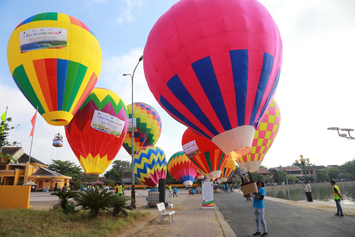 hot-air balloons colour sky over hoi an ancient town picture 3