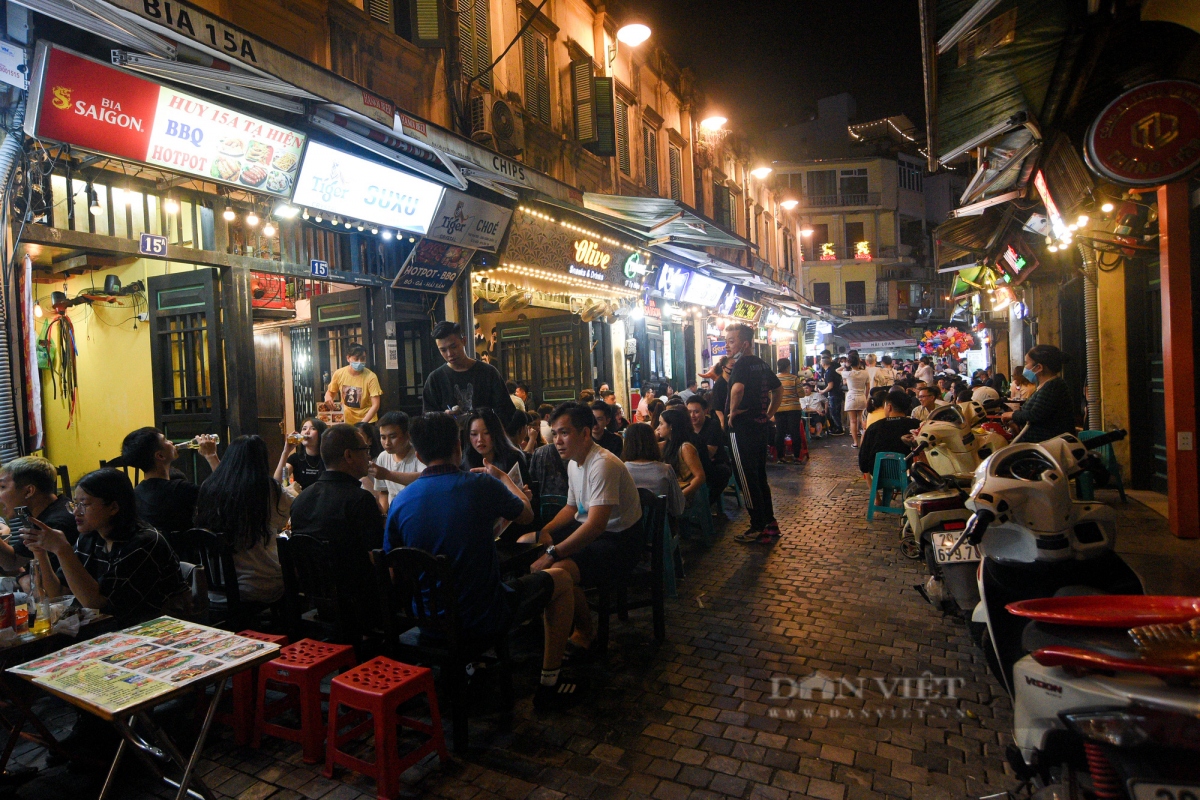 With the return of Hanoi’s Walking Street the intersection of Ta Hien and Luong Ngoc Quyen streets, a popular food and beer hub among locals, is now bustling once again.