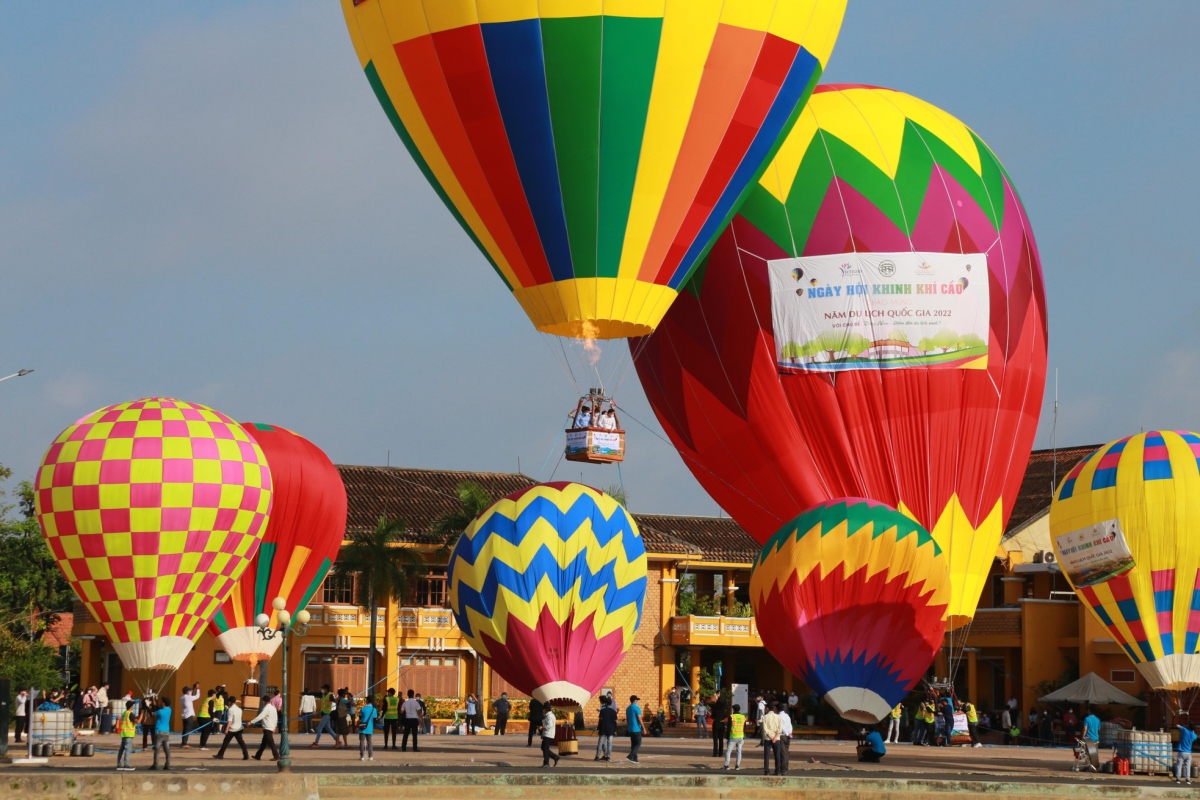 hot-air balloons colour sky over hoi an ancient town picture 4