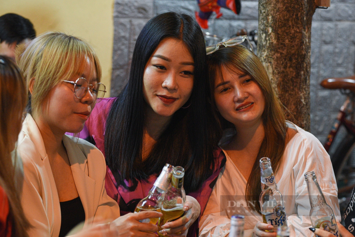 backpackers street in hanoi busy again as restrictions go picture 4