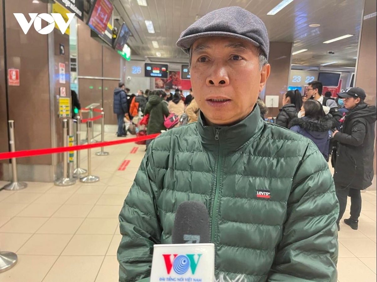  Present at Bucarest's international airport, Vietnamese Ambassador to Romania Dang Tran Phong has visited and encouraged Vietnamese evacuees from Ukraine, while helping handle procedures relating to the flight.