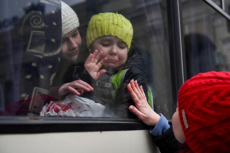 Bé trai Alexandra, 12 tuổi, ôm em gái Esyea, 6 tuổi chào tạm biệt mẹ để đi sơ tán tại Odessa ngày 7/3.