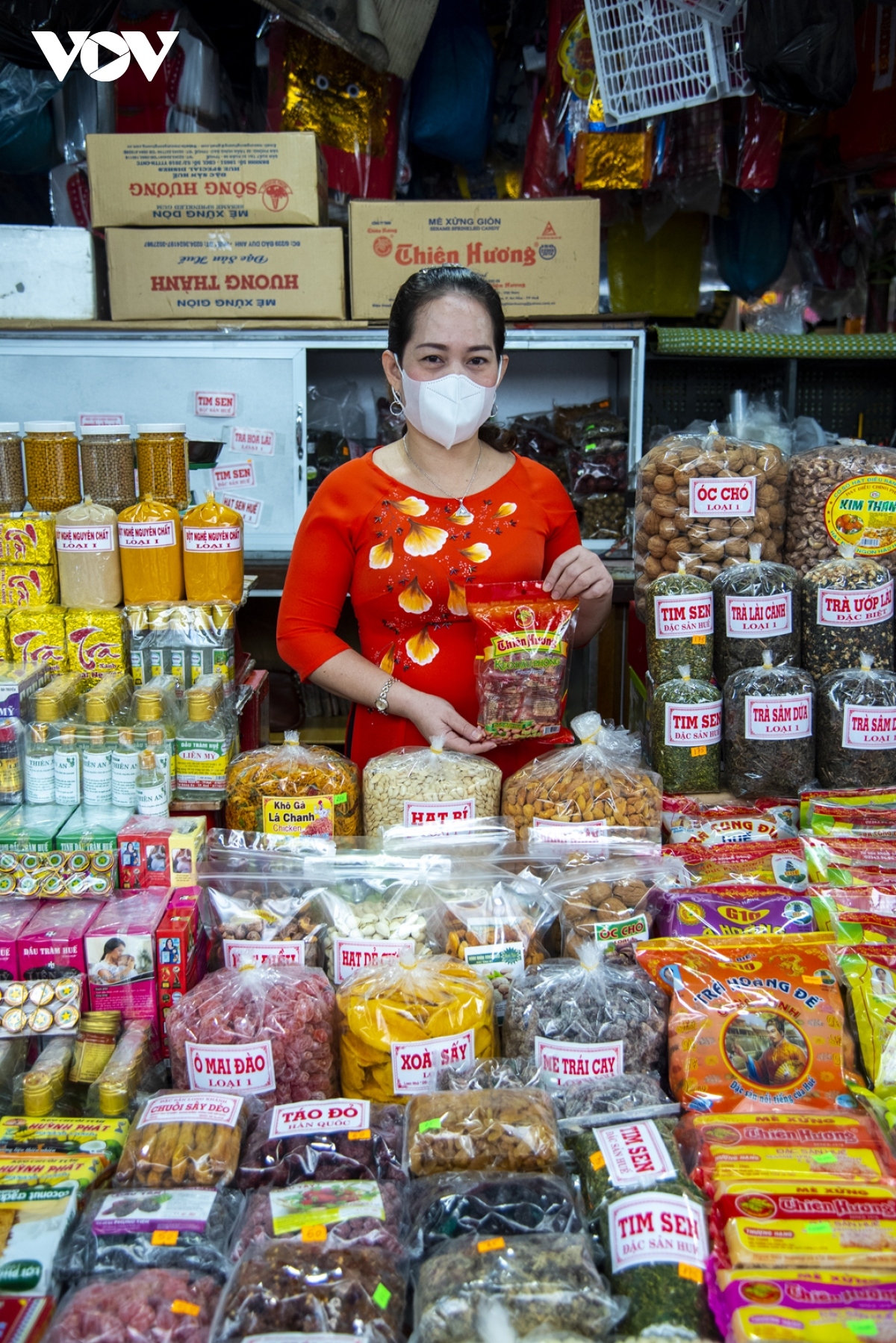small traders in dong ba market don ao dai to welcome visitors picture 5