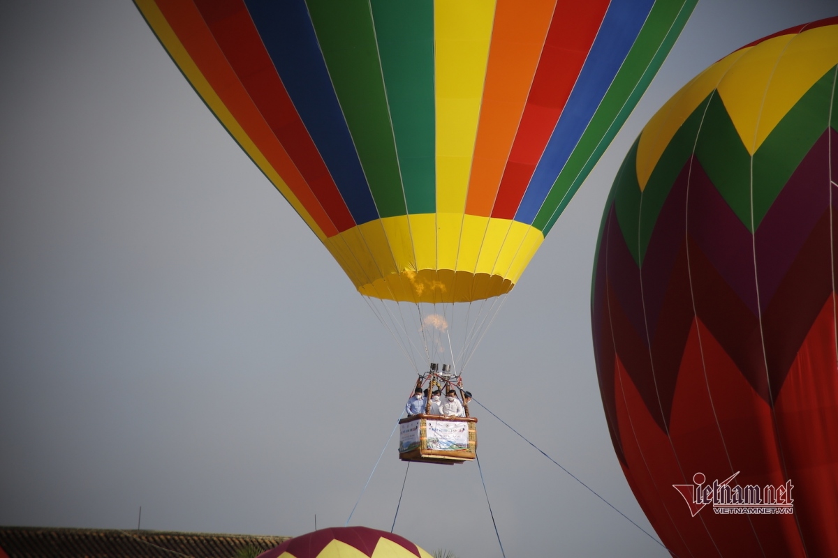 hot-air balloons colour sky over hoi an ancient town picture 9