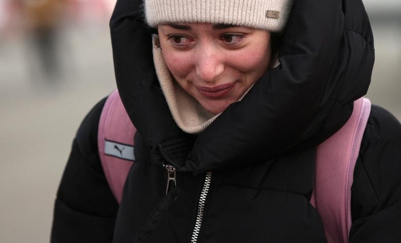 Một người phụ nữ Ukraine bật khóc sau khi đến cửa khẩu biên giới Isaccea-Orlivka, Romania, ngày 8/3.