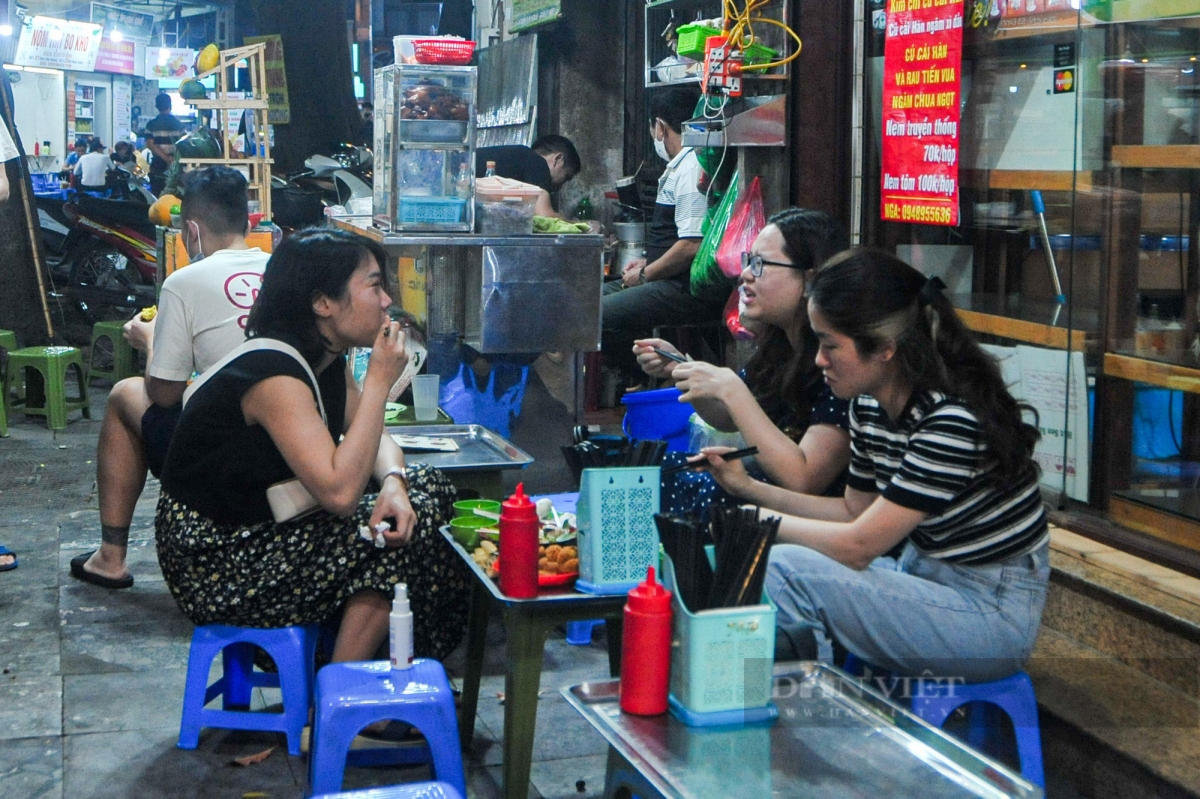 backpackers street in hanoi busy again as restrictions go picture 6